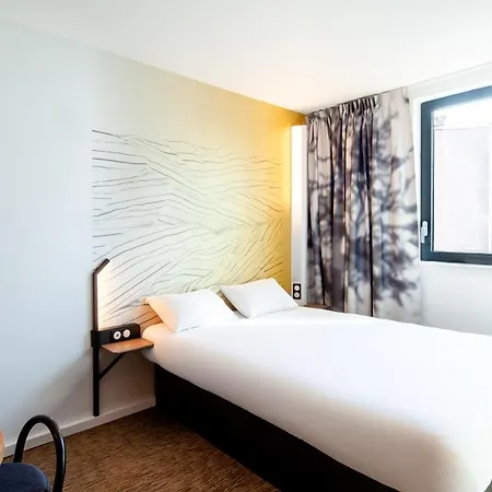 Centre Port De Commerce מלון