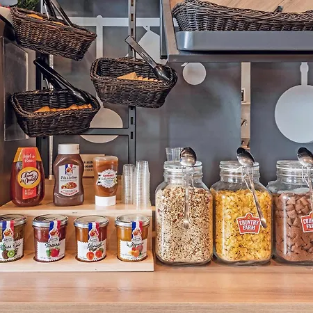 Centre Port De Commerce מלון 3*