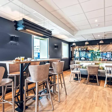 Centre Port De Commerce מלון