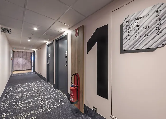 Otel Centre Port De Commerce 3*